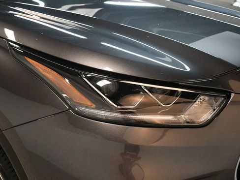 Used 2022 Toyota Highlander Limited image 11