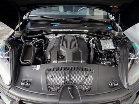 Certified 2025 Porsche Macan image 20