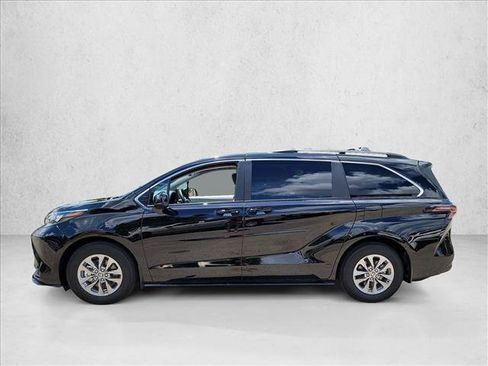 Used 2026 Toyota Sienna LE FWD image 8