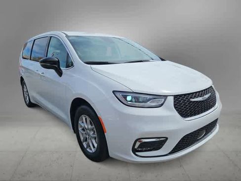 Used 2024 Chrysler Pacifica Touring-L FWD image 5