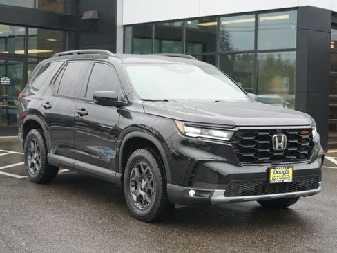 Used 2025 Honda Pilot TrailSport image 1