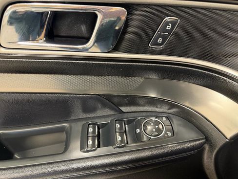 Used 2018 Ford Explorer XLT image 13