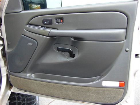 Used 2004 Chevrolet Silverado 2500 LT w/ Heavy-Duty Power Package image 45