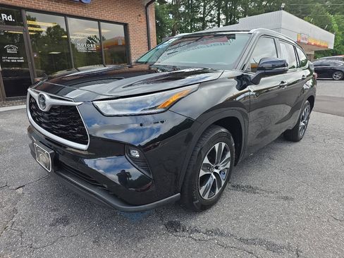 Used 2021 Toyota Highlander XLE FWD image 2