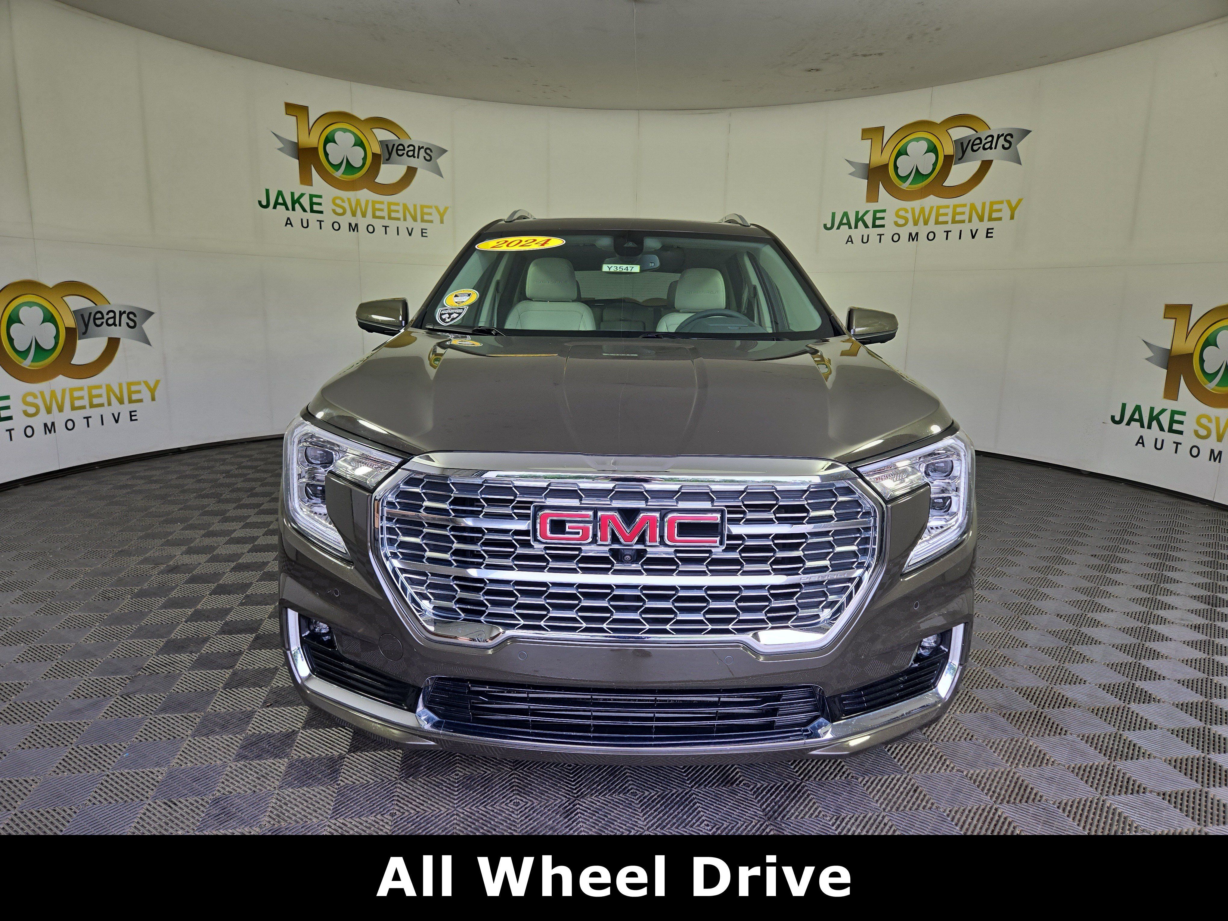 Used 2024 GMC Terrain Denali w/ Denali Premium Package AWD/4WD image 2