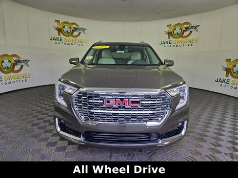 Used 2024 GMC Terrain Denali w/ Denali Premium Package AWD/4WD image 2