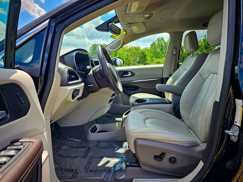 Used 2020 Chrysler Pacifica Touring-L Plus FWD image 11