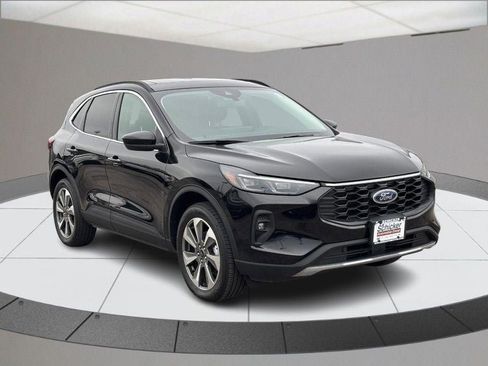 Used 2025 Ford Escape Platinum image 2