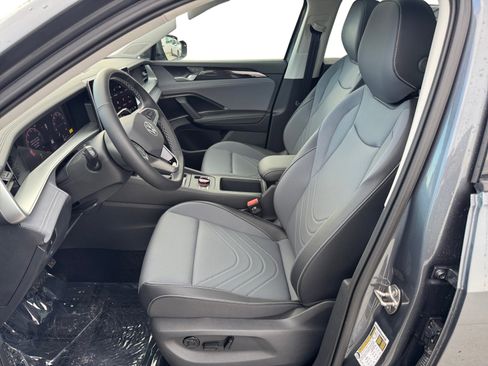 New 2025 Volkswagen Tiguan SE image 2