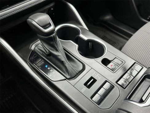 Used 2022 Toyota Highlander LE image 6