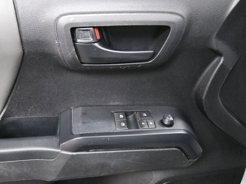 Certified 2022 Toyota Tacoma SR AWD/4WD image 12