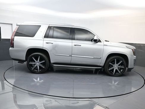 Used 2018 Cadillac Escalade Luxury image 2