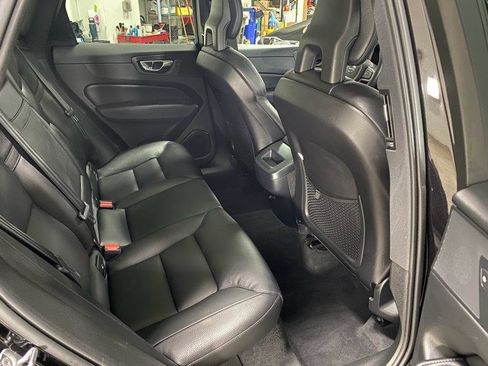 Used 2018 Volvo XC60 T5 Momentum w/ Convenience Package image 16