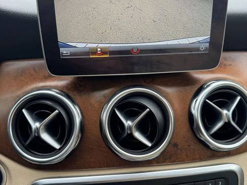 Used 2019 Mercedes-Benz GLA 250 4MATIC w/ Premium Package image 19