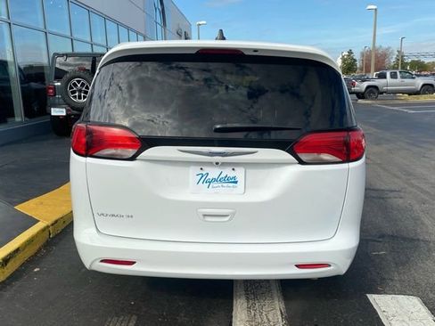 Used 2022 Chrysler Voyager LX image 8