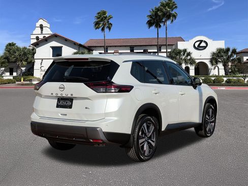 Used 2024 Nissan Rogue SL image 2