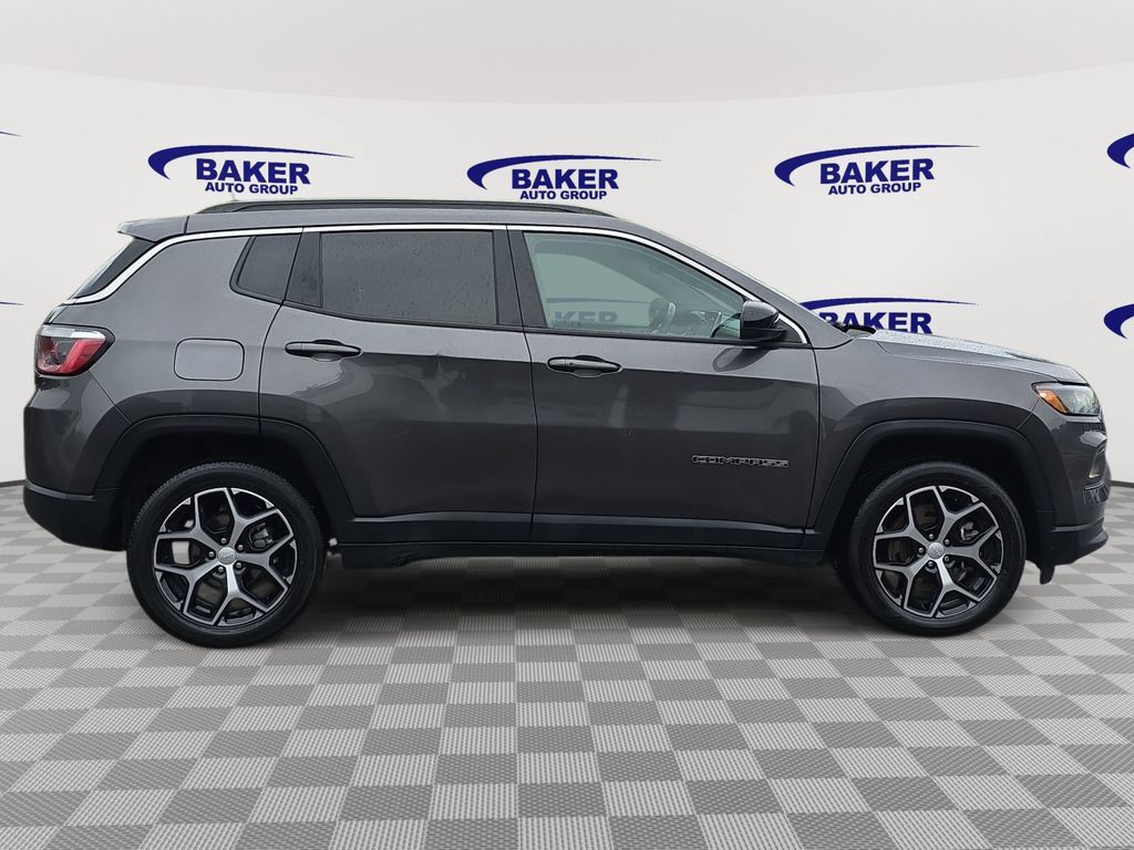 Used 2024 Jeep Compass Latitude AWD/4WD image 2
