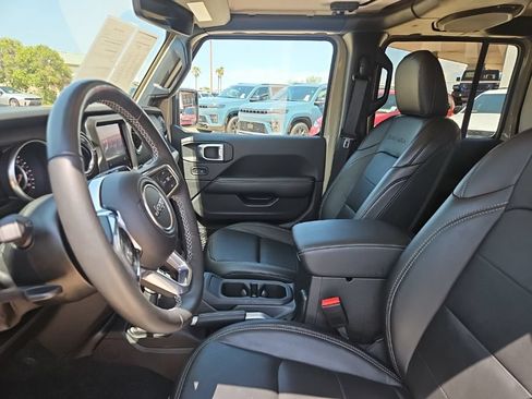 Used 2022 Jeep Wrangler Unlimited Sahara w/ Cold Weather Group AWD/4WD image 17