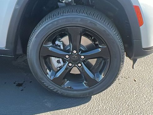 New 2025 Jeep Grand Cherokee L Laredo image 9