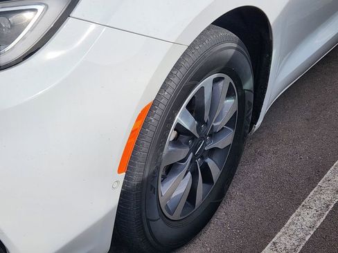 Used 2022 Chrysler Pacifica Touring-L w/ Uconnect Theater Family Group image 6