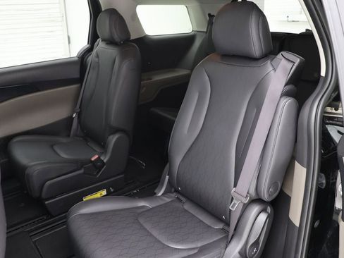 Used 2025 Kia Carnival FWD image 10