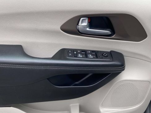 Used 2021 Chrysler Voyager Lxi FWD image 15