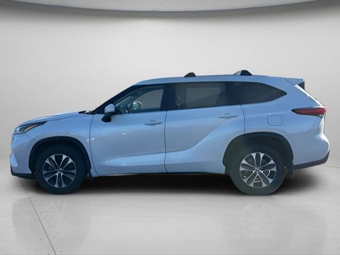 Used 2023 Toyota Highlander XLE image 8