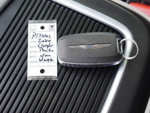 Used 2024 Chrysler Pacifica Touring-L FWD image 32