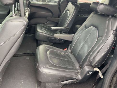Used 2019 Chrysler Pacifica Touring-L Plus w/ S Appearance Package image 6