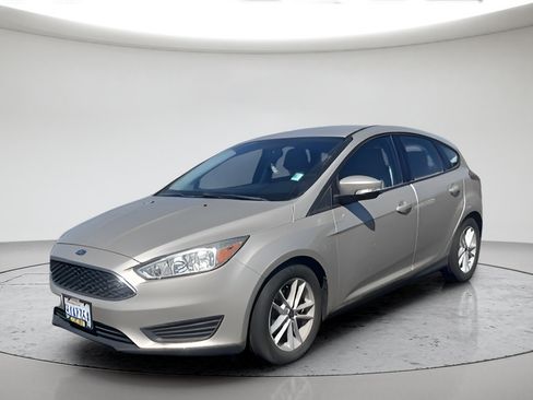 Used 2018 Ford Focus SE w/ Cold Weather Package FWD image 7