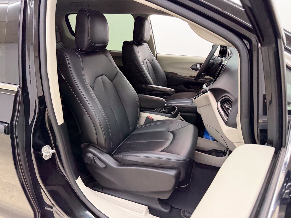 Used 2024 Chrysler Pacifica Touring-L FWD image 12