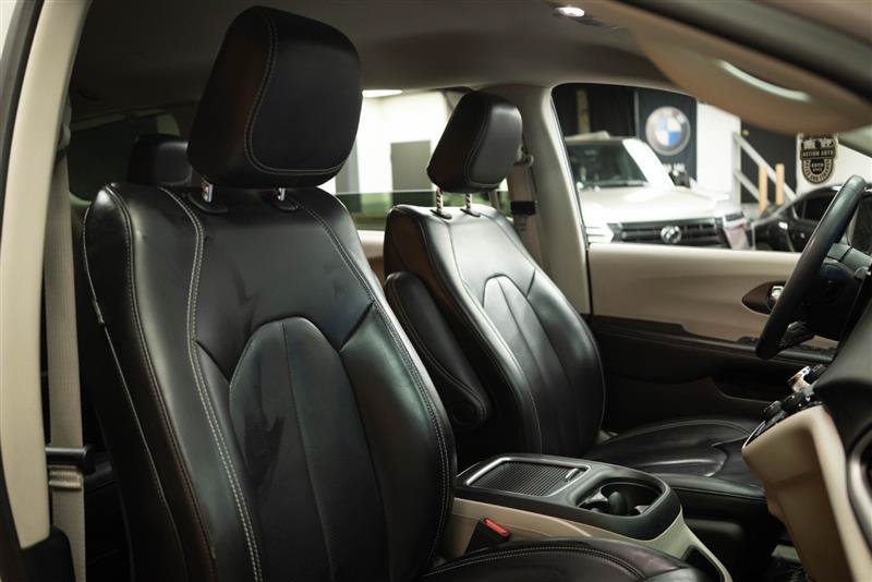 Used 2023 Chrysler Pacifica Touring-L FWD image 16