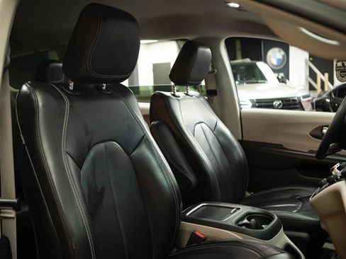 Used 2023 Chrysler Pacifica Touring-L FWD image 16