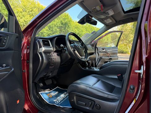 Used 2017 Toyota Highlander Limited w/ Preferred Accessory Package AWD/4WD image 10