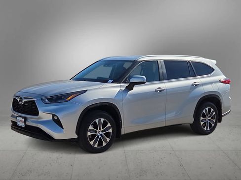 Used 2023 Toyota Highlander XLE FWD image 1