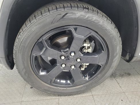 Used 2019 Jeep Grand Cherokee Laredo image 31