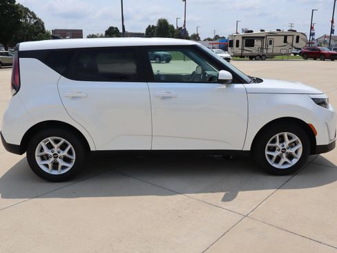 Used 2025 Kia Soul LX w/ LX Technology Package FWD image 4