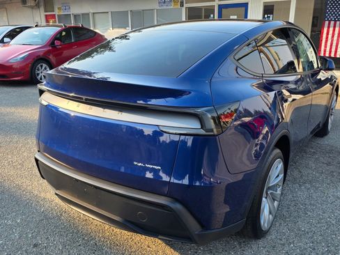 Used 2026 Tesla Model Y AWD image 5