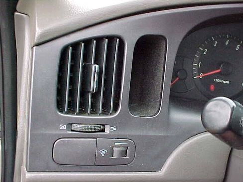 Used 2005 Hyundai Elantra GLS FWD image 25