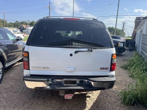 Used 2005 GMC Yukon XL SLT w/ SLT Preferred Equipment Group AWD/4WD image 2