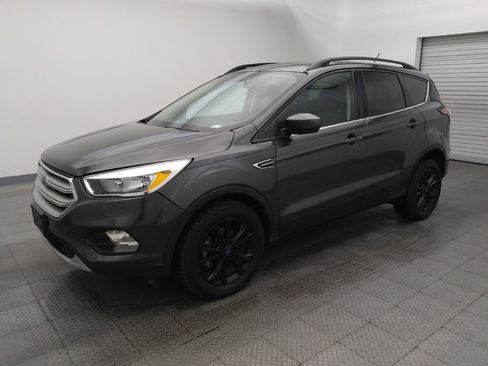 Used 2018 Ford Escape SE FWD image 2