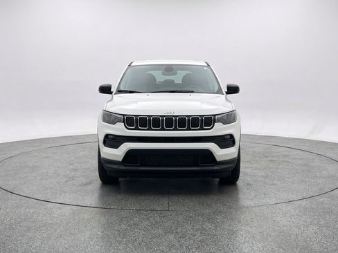 Used 2025 Jeep Compass Latitude AWD/4WD image 2