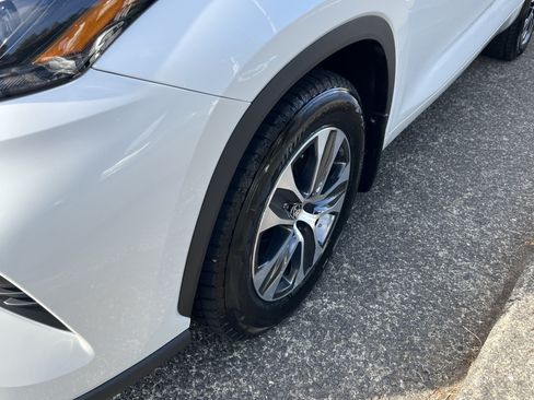 Used 2022 Toyota Highlander XLE AWD/4WD image 8