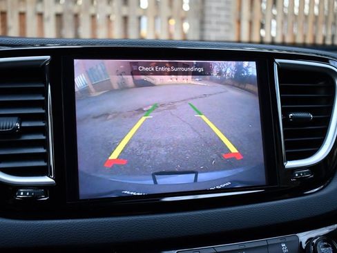 Used 2022 Chrysler Pacifica Touring-L image 39