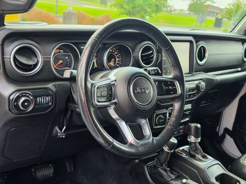 Used 2018 Jeep Wrangler Unlimited Sahara AWD/4WD image 11