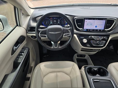 Used 2021 Chrysler Pacifica Touring-L FWD image 13