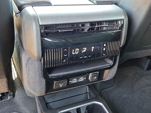 Used 2023 Jeep Wagoneer Series II AWD/4WD image 15