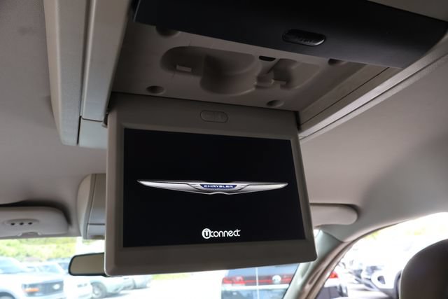 Used 2015 Chrysler Town & Country Touring FWD image 17