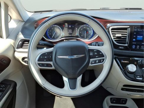 Used 2017 Chrysler Pacifica Limited w/ UConnect Theater Package FWD image 18