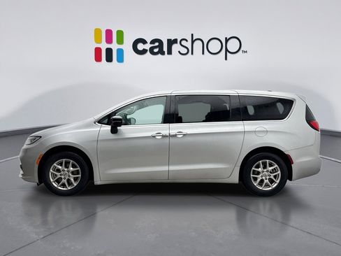 Used 2024 Chrysler Pacifica Touring-L image 2